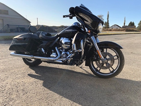 Harley-Davidson FLHXS Street Glide Special 21 of 30