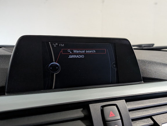BMW 320i 16 of 25