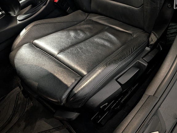 BMW 320i 11 of 25