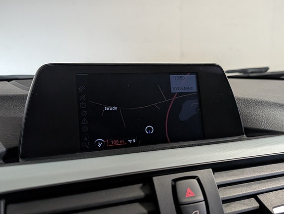 BMW 320i 17 of 25