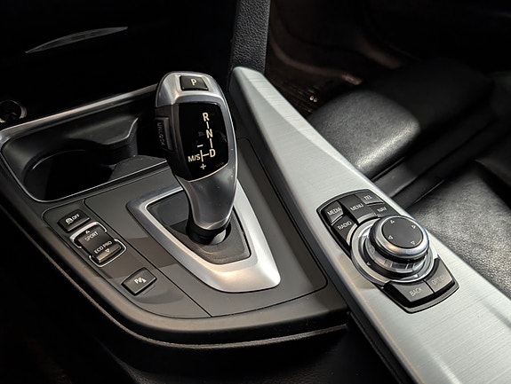 BMW 320i 19 of 25