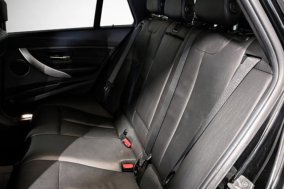 BMW 320i 20 of 25