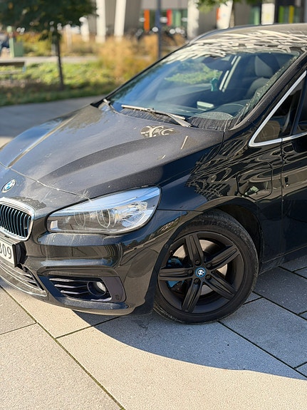 BMW 225xe 2 of 26