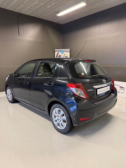 Toyota Yaris 8 of 14