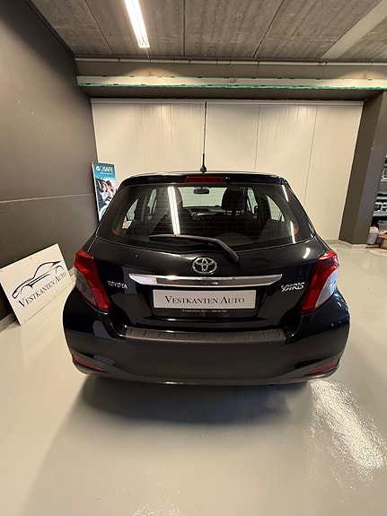 Toyota Yaris 11 of 14