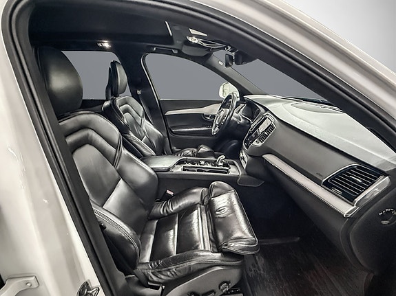 Volvo XC90 15 of 23