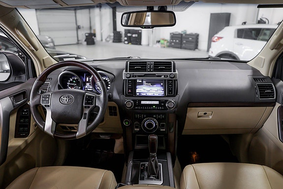 Toyota Land Cruiser 8 of 15