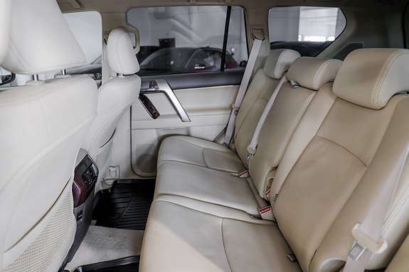 Toyota Land Cruiser 12 of 15