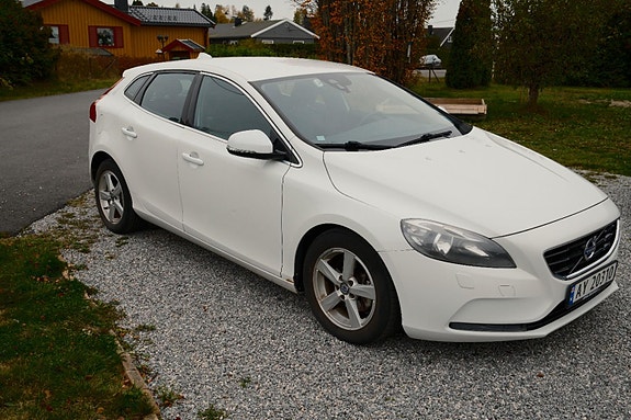 Volvo V40 2 of 28