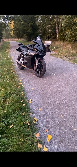 Yamaha YZF-R 125 2 of 15