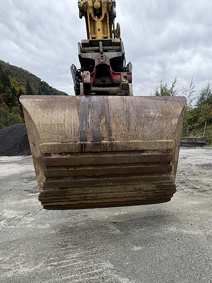 Komatsu PC210LC 8 of 16