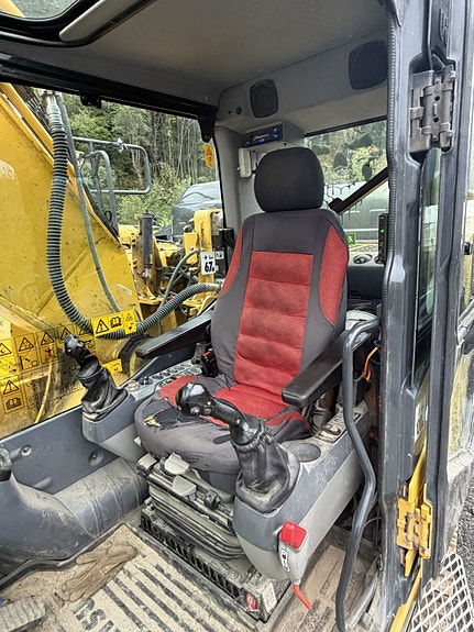 Komatsu PC210LC 11 of 16