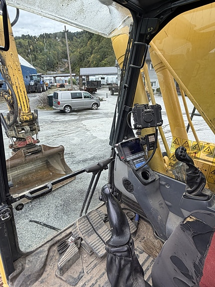 Komatsu PC210LC 14 of 16
