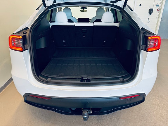 Tesla Model Y 20 of 22