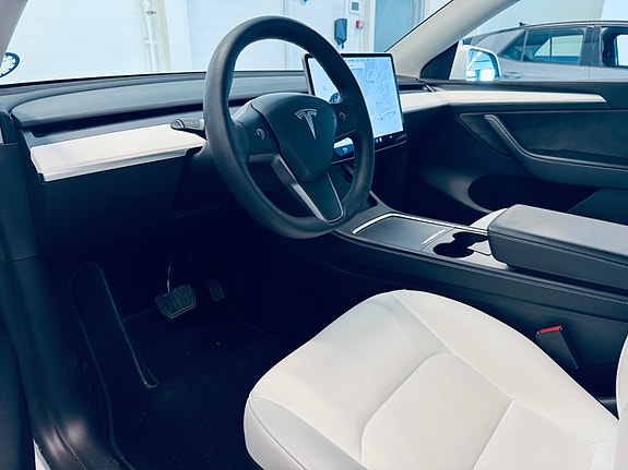 Tesla Model Y 11 of 22