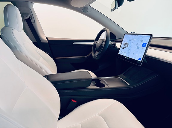 Tesla Model Y 9 of 22