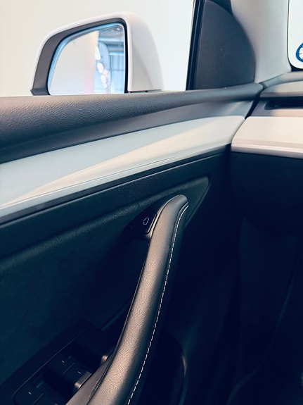 Tesla Model Y 18 of 22