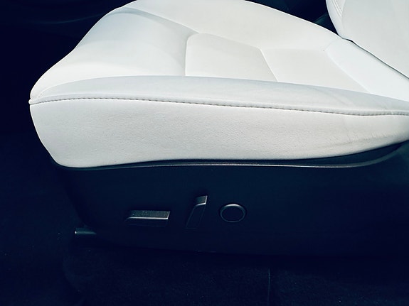 Tesla Model Y 17 of 22