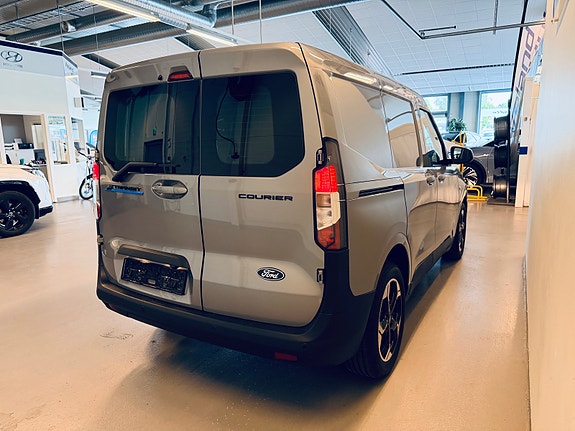 Ford E-Transit Courier 6 of 16