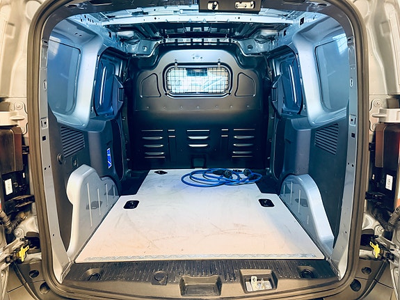 Ford E-Transit Courier 13 of 16