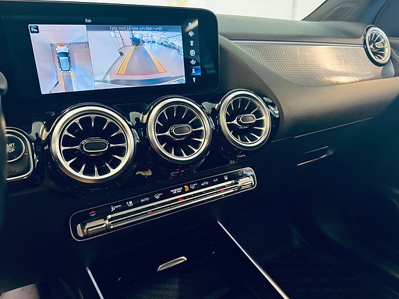 Mercedes-Benz EQA300 13 of 27