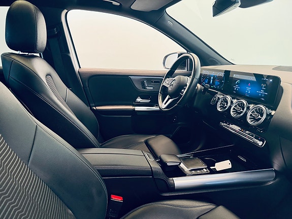 Mercedes-Benz EQA300 10 of 27