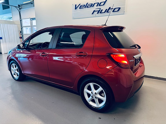 Toyota Yaris 4 of 24
