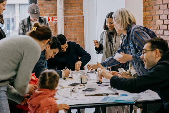 Verksted med kunstnere på Den Gamle Veterinærhøgskolen. Foto: Jan Khür/Abrakadabra