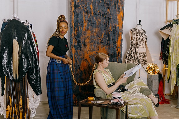 Besøk hos kunstner Margaret Abeshu. Foto: Jan Khür/Abrakadabra