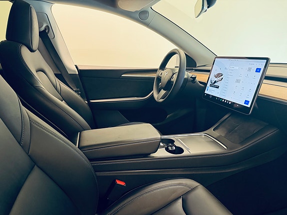 Tesla Model Y 10 of 26