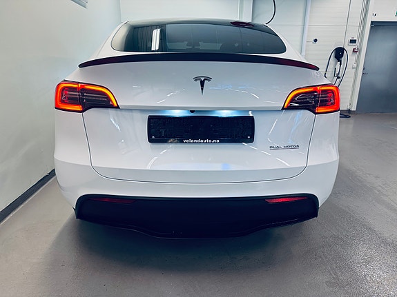 Tesla Model Y 8 of 26