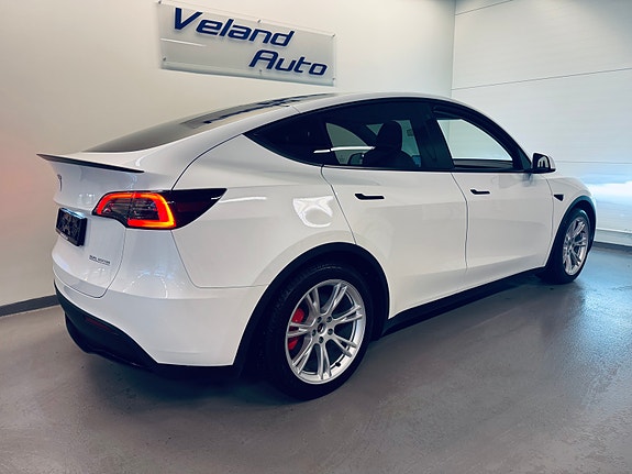Tesla Model Y 7 of 26