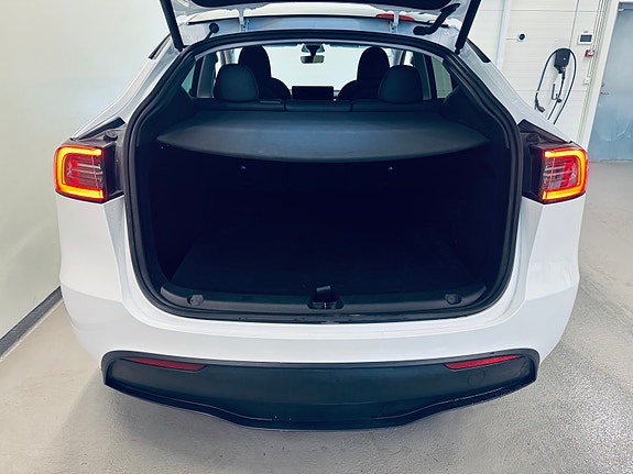 Tesla Model Y 24 of 26
