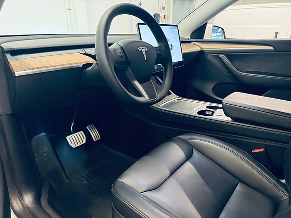 Tesla Model Y 12 of 26