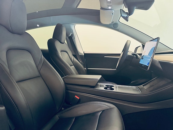 Tesla Model Y 9 of 26