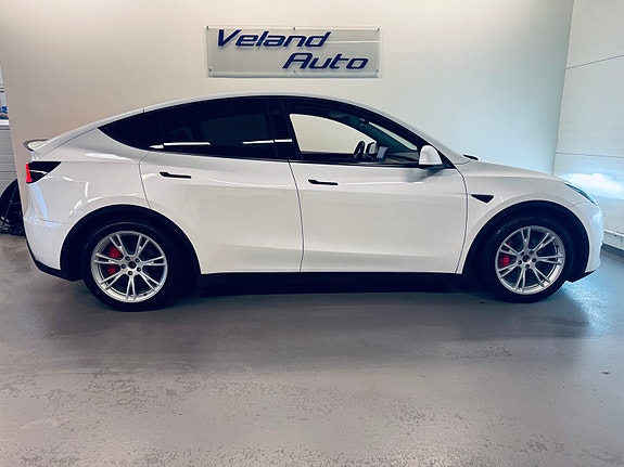 Tesla Model Y 6 of 26