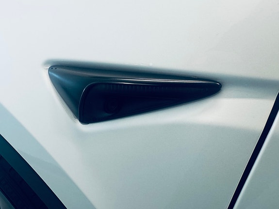 Tesla Model Y 23 of 26