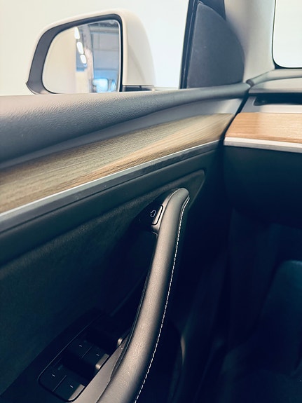 Tesla Model Y 20 of 26