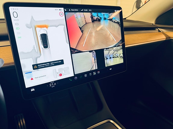 Tesla Model Y 14 of 26