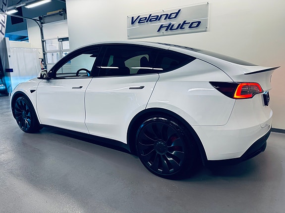Tesla Model Y 4 of 26