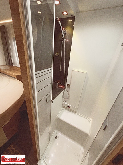 Adria Sonic 700 SC Plus | Alde | Automat | 150 hk | Elektrisk senkeseng og hev/senk queenbed | Litium | Solcelle 26 of 30