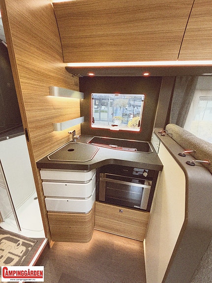 Adria Sonic 700 SC Plus | Alde | Automat | 150 hk | Elektrisk senkeseng og hev/senk queenbed | Litium | Solcelle 23 of 30