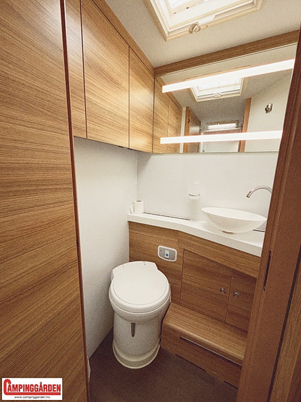 Adria Sonic 700 SC Plus | Alde | Automat | 150 hk | Elektrisk senkeseng og hev/senk queenbed | Litium | Solcelle 27 of 30