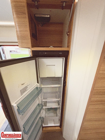 Adria Sonic 700 SC Plus | Alde | Automat | 150 hk | Elektrisk senkeseng og hev/senk queenbed | Litium | Solcelle 24 of 30