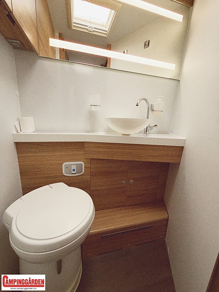 Adria Sonic 700 SC Plus | Alde | Automat | 150 hk | Elektrisk senkeseng og hev/senk queenbed | Litium | Solcelle 28 of 30