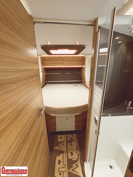 Adria Sonic 700 SC Plus | Alde | Automat | 150 hk | Elektrisk senkeseng og hev/senk queenbed | Litium | Solcelle 25 of 30