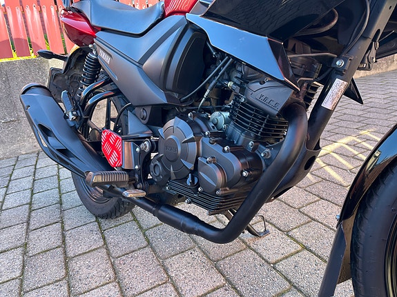 Yamaha YS 125 2 of 8