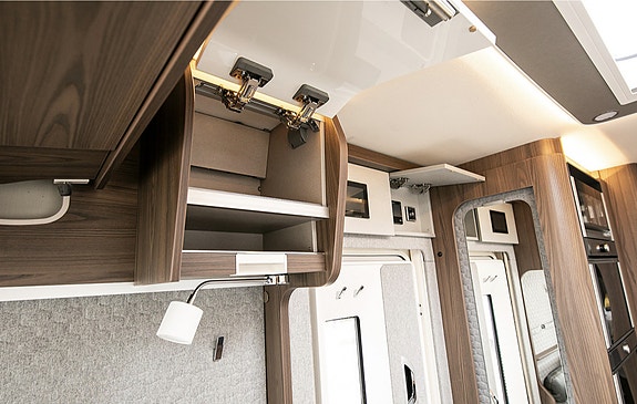 Hymer BML-I 890 |  Alde vannbåren varme | Dobbeltseng | 9 tr. automatgir | Separat dusj/toalett 21 of 30