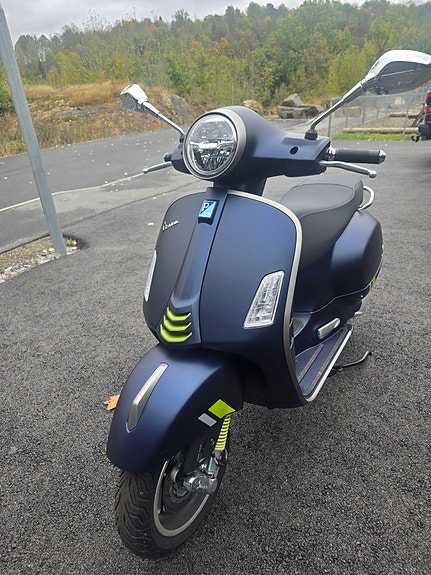 Vespa GTS 300 2 of 13