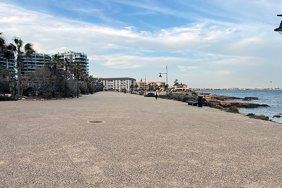 Strandpromenaden i Punta Prima